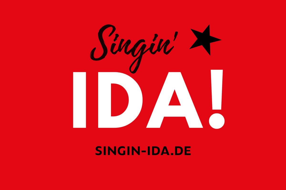 Logo und URL von Singin‘ IDA! – der Kinderchor in Hamburg für Blogeintrag der Website-Premiere, auf rotem Grund