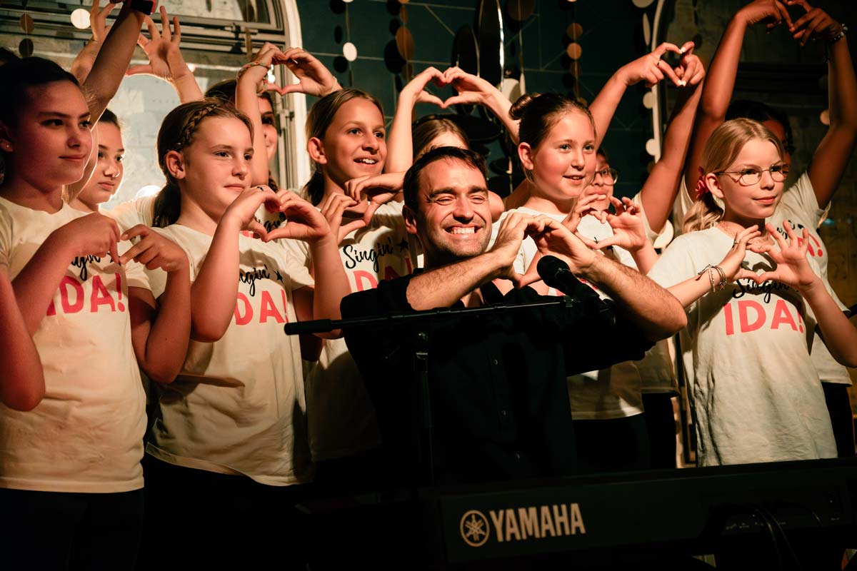 Foto von Singin‘ IDA! – der Kinderchor in Hamburg, bei einem der Meilensteine, live mit Benoby im Rahmen seines Wohnzimmer-Konzerts